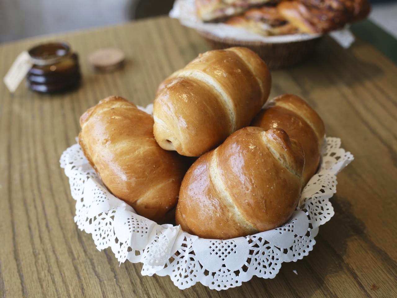 Mayalı xəmirdə toyuq sosiskası